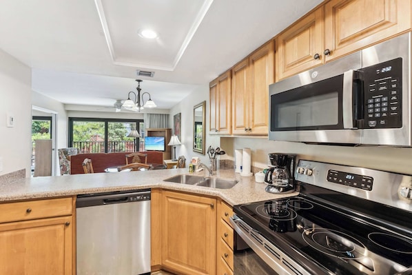 Kühlschrank, Mikrowelle, Ofen, Herdplatte