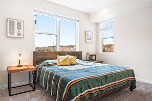 2 habitaciones, escritorio y tabla de planchar con plancha