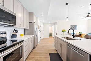 Kühlschrank, Mikrowelle, Ofen, Herdplatte