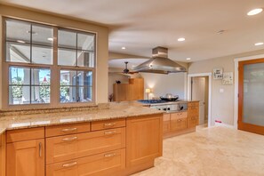 House | Dapur peribadi | Peti sejuk, ketuhar gelombang mikro, ketuhar, dapur 