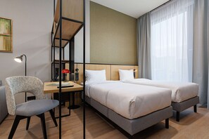 Monolocale, letti multipli, angolo cottura (30SQM) | Cassaforte in camera, una scrivania, postazione laptop, tende oscuranti