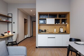 Appartement, plusieurs lits, coin cuisine, vue ville (45SQM) | Coffres-forts dans les chambres, bureau