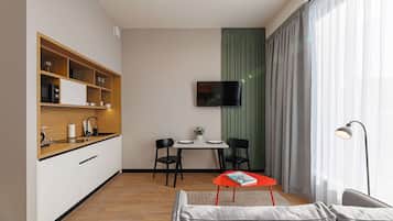 Appartement, Plusieurs lits, cuisinette, vue sur la ville (45SQM) | Coffre-fort pour ordinateur portable, bureau
