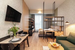 Stüdyo, Birden Çok Yatak, Küçük Mutfak (30SQM) | Odada kasa, masa, dizüstü bilgisayar çalışma alanı, güneşlik/perde 