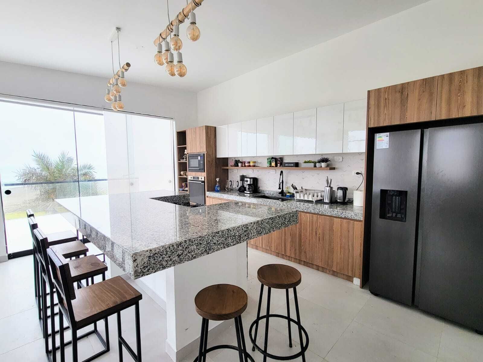 Microondas, horno, cafetera y tetera y utensilios de cocina 