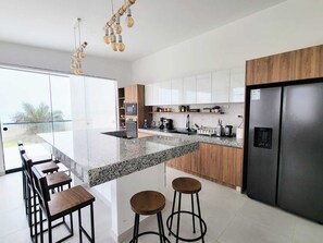 Mikrowelle, Ofen, Wasserkocher mit Kaffee-/Teezubehör