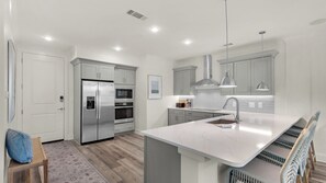 公寓客房, 多張床, 可使用泳池, 海景 | 私人廚房 | 電冰箱、微波爐、烤箱、爐台