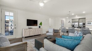 公寓客房, 多張床, 可使用泳池, 海景 | 起居區 | 電視