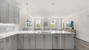 Apartment, Mehrere Betten, Poolzugang, Meerblick | Eigene Küche | Wasserkocher mit Kaffee-/Teezubehör, Kühlschrank, Mikrowelle, Ofen