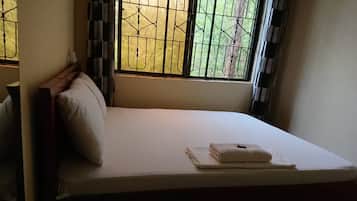 Kamar Double Standar | Meja kerja dan ruang kerja ramah laptop
