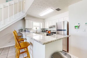 公寓客房, 多張床, 陽台, 海景 | 私人廚房 | 電冰箱、微波爐、烤箱、爐台