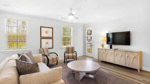 Leilighet, flere senger, adgang til basseng, havutsikt | Oppholdsområde | TV