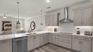 公寓客房, 多張床, 可使用泳池, 海景 | 私人廚房 | 電冰箱、微波爐、烤箱、爐台