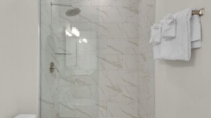 Apartment, Mehrere Betten, Poolzugang, Meerblick | Badezimmer
