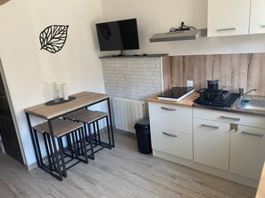 Kühlschrank, Mikrowelle, Herdplatte, Wasserkocher mit Kaffee-/Teezubehör