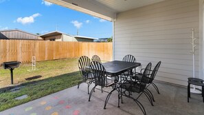 Huis, Meerdere bedden, terras, uitzicht op tuin (Beachside Sunrise) | Buiten dineren