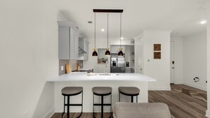 コンドミニアム キングベッド 1 台ソファーベッド付き プールアクセス オーシャンビュー | 専用キッチン | 冷蔵庫、電子レンジ、オーブン、コンロ