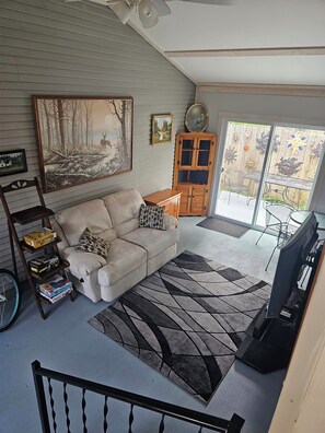 Smart TV - Charlie’s on the Water - a Charming 3-bedroom house with a lake view-Sabula (Sabula)