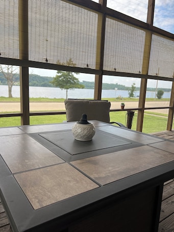 Interior. Charlie’s on the Water - a Charming 3-bedroom house with a lake view-Sabula