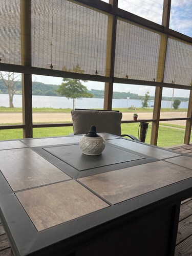 Charlie’s on the Water - a Charming 3-bedroom house with a lake view-Sabula