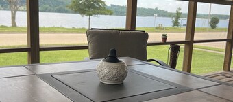 Charlie’s on the Water - a Charming 3-bedroom house with a lake view-Sabula