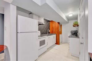 Townhome, 1 Bedroom | Private kitchen | Fridge, oven, coffee/tea maker, toaster