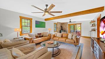 House, 4 Bedrooms | Living area | Smart TV