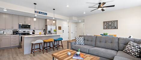 Leilighet, 2 soverom | Oppholdsområde | Smart-TV og strømmetjenester