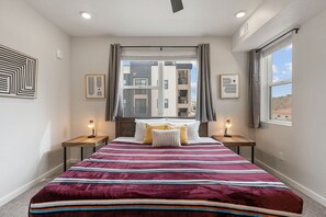 2 habitaciones, escritorio y espacio para trabajar con laptop