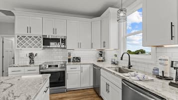 House, 4 Bedrooms | Private kitchen | Fridge, oven, coffee/tea maker, toaster