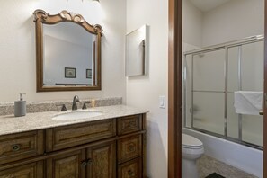 Casa geminada, 3 quartos | Banheiro | Toalhas de banho, shampoo