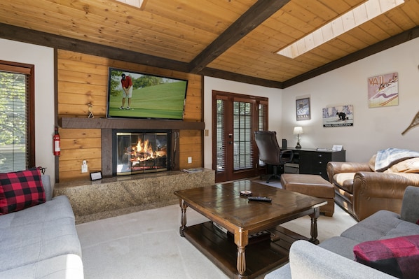 Townhome, 3 Bedrooms | Living area