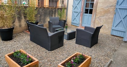 Grand Appartement Avec Cour, Idéal Pour les Familles. Animaux Acceptés !