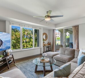 Condo, 2 habitaciones | Área de sala de estar | Smart TV 