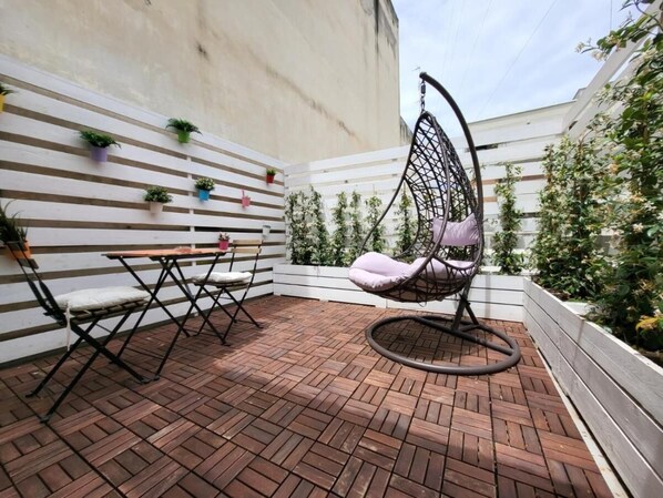 Outdoor dining - The Attic (Bari)