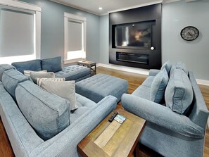 Een televisie en een open haard