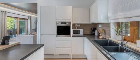 Kühlschrank, Mikrowelle, Ofen, Geschirrspüler