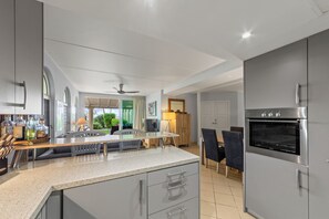 Fridge, microwave, oven, stovetop - Beau Rivage 1, Beau Rivage Resort, Nice apartment, max 4 pers, centrally located in a beautiful comp (Willemstad)