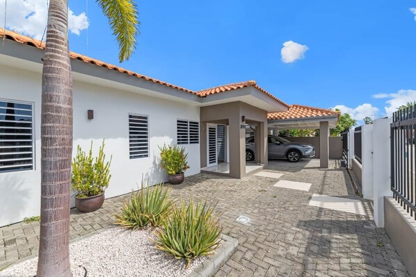 Property grounds - Kas Haddock, Brakkeput Abou, Beautiful, newly renovated, house with private pool and complete privac... (Jan Thiel)