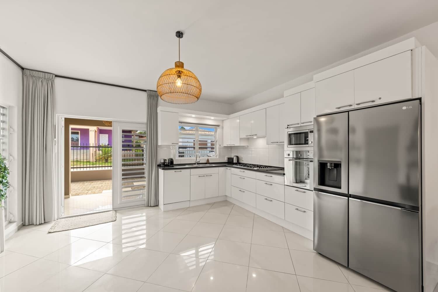 Een microgolfoven, een oven, een kookplaat, een vaatwasser