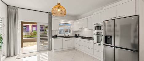 Een microgolfoven, een oven, een kookplaat, een vaatwasser