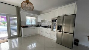 Microwave, oven, stovetop, dishwasher - Kas Haddock, Brakkeput Abou, Beautiful, newly renovated, house with private pool and complete privac... (Jan Thiel)