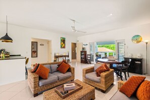 TV, stereo - Villa Noukasa, Brakkeput Abou, Lovely family home fully equipped with private pool, max 6 pers (Jan Thiel)