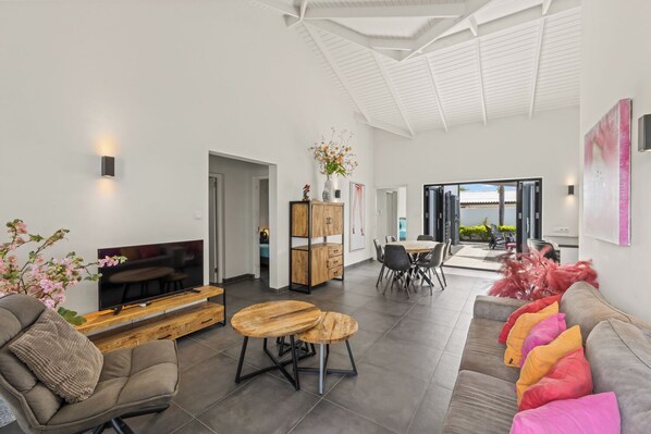 TV - Villa Color Breeze, Bottelier, Colorful villa, max 6 people, with private pool and a cozy lounge cor (Willemstad)