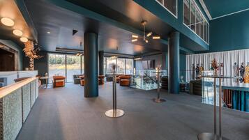 Un hall d’entrée spacieux, doté de hauts plafonds, de grandes fenêtres et de mobilier moderne.