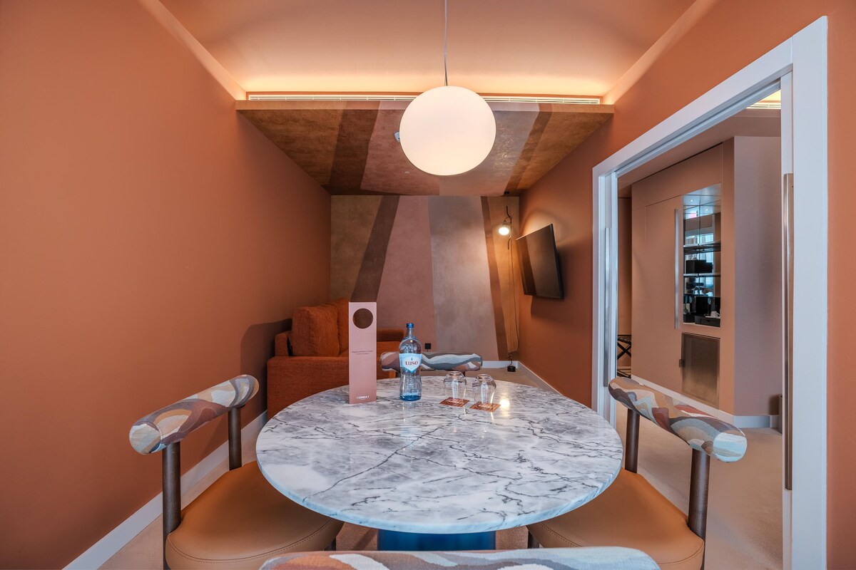 Junior-suite - 1 kingsize-seng | Opholdsområde | 43-tommers smart-tv med digitale kanaler