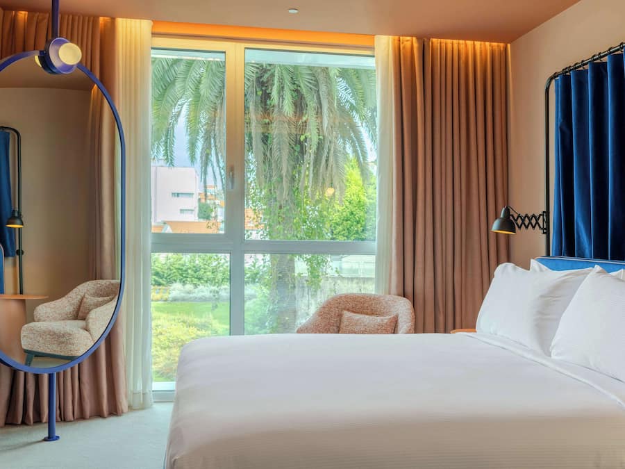 Quarto, 1 cama King | Edredons de pluma, frigobar, cofres nos quartos