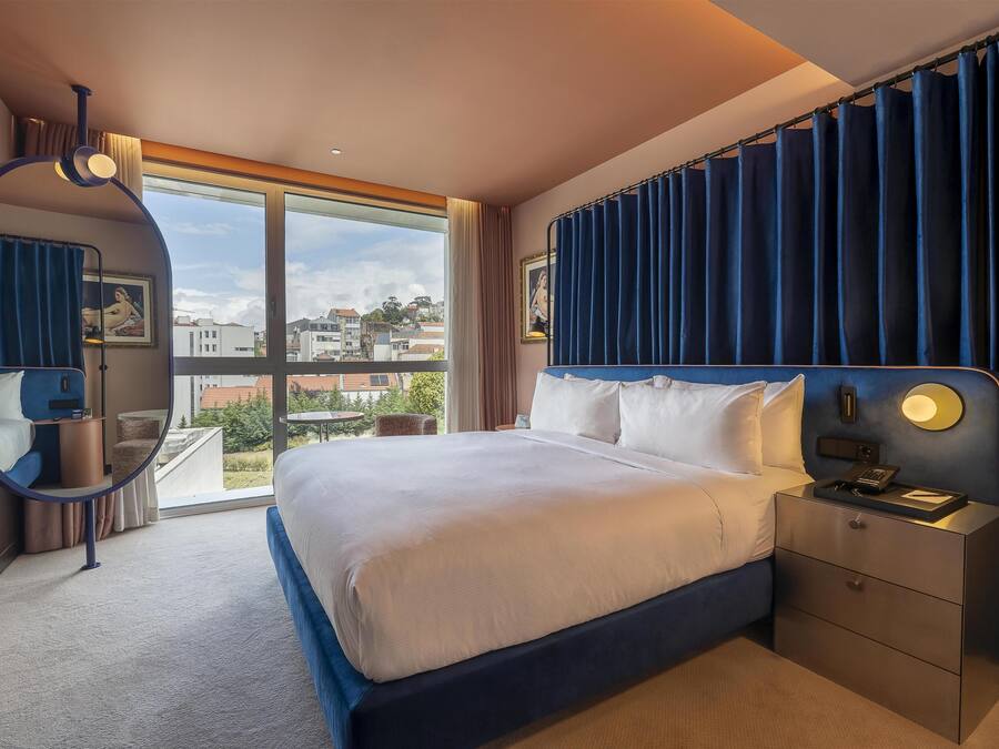 Cobrellits, minibar i caixa forta a l'habitació
