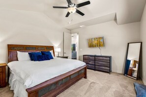 3 Schlafzimmer, Schreibtisch, Bügeleisen/Bügelbrett, Reisekinderbett