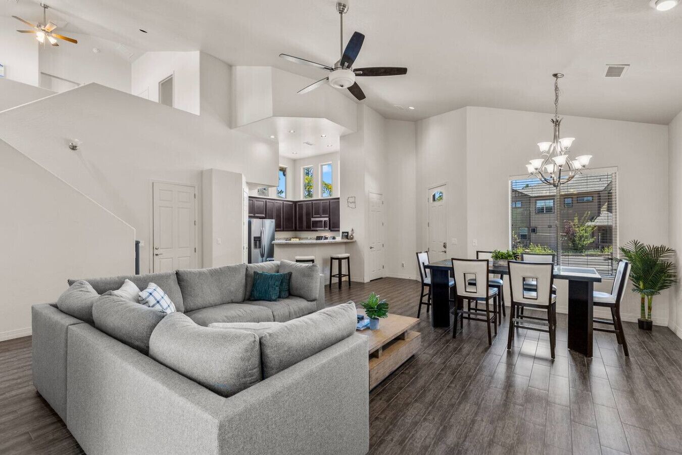 Een televisie en een open haard